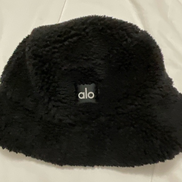 ALO Yoga Cozy Black Bucket Hat - Picture 2 of 5